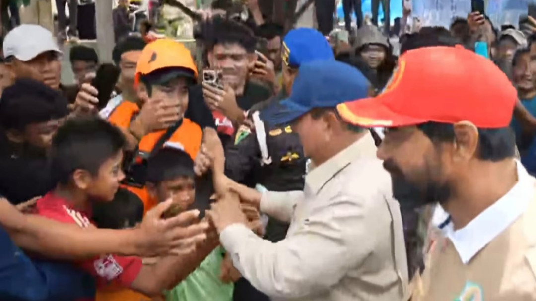 Momen Presiden Prabowo Salami Warga Bireuen Saat Cek Jembatan Bailey