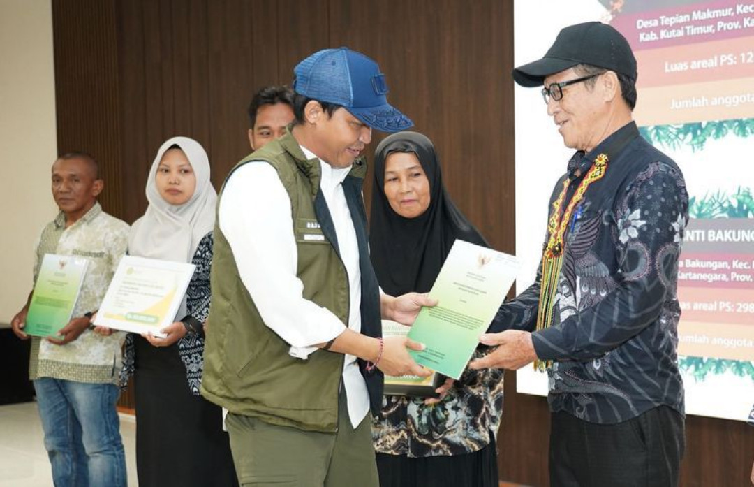 Menhut Serahkan SK Perhutanan Sosial di IKN, 4 KTH Terima Akses Kelola dan Bantuan Usaha