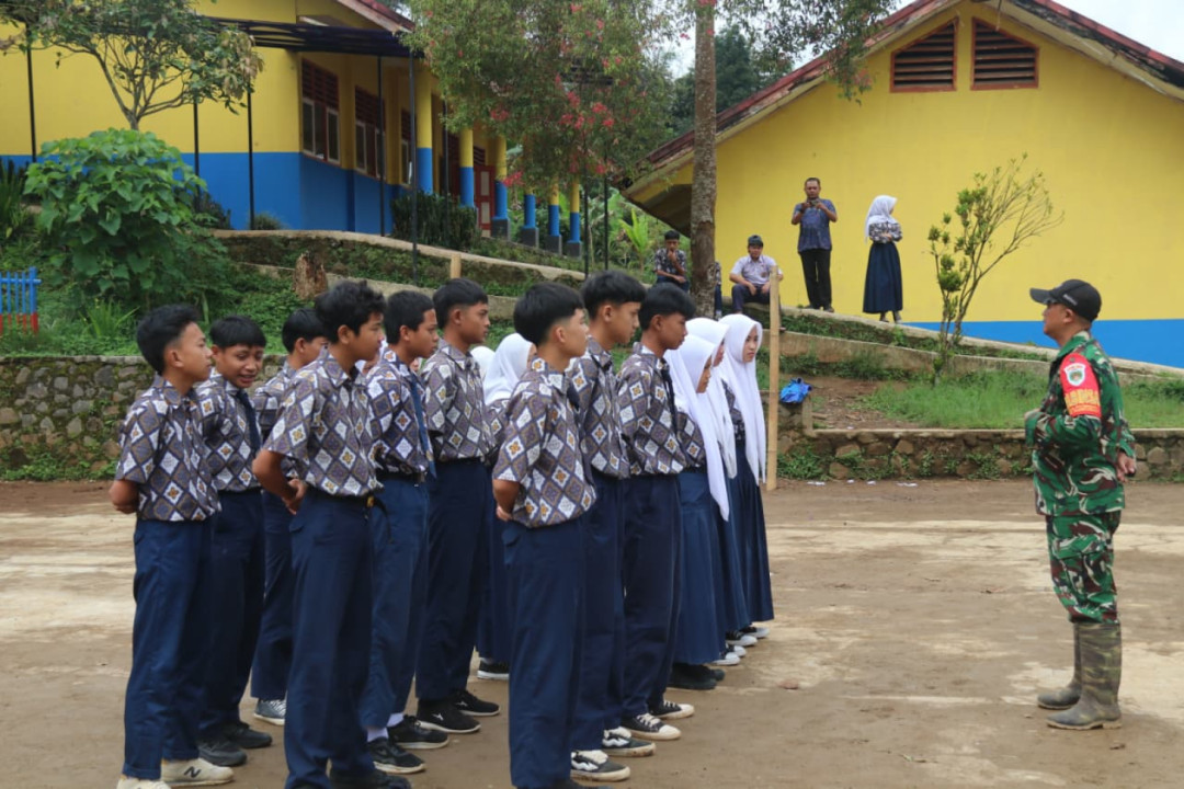 Satgas TMMD Latih Disiplin Siswa SMPN 3 Rancabali di Tengah Puasa