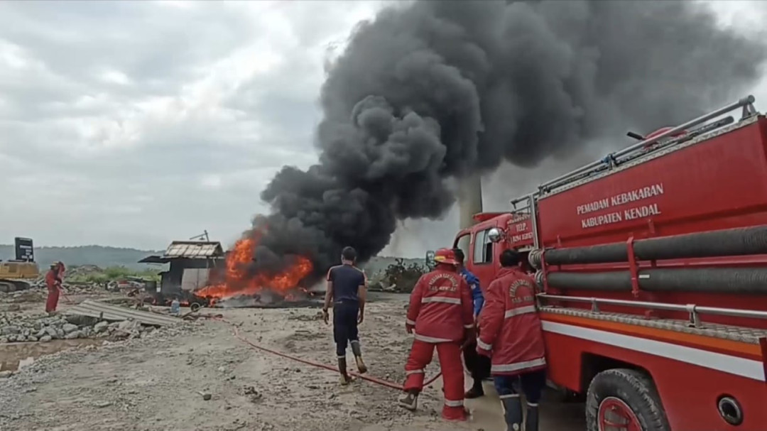 Gudang Penyimpanan Solar Bekas Pabrik PT Tossa Terbakar, Diduga Terkena Percikan Api Pengelasan