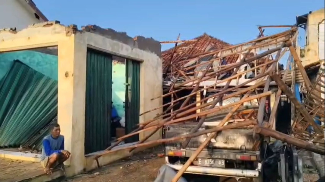 Angin Puting Beliung Rusak Ratusan Rumah di Cirebon