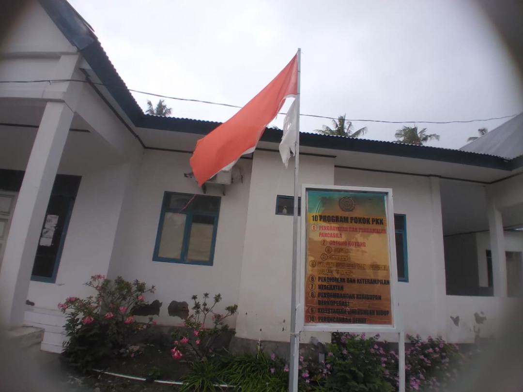 Viral Bendera Merah Putih Terlihat Lusuh dan robek Di Halaman Kantor Desa