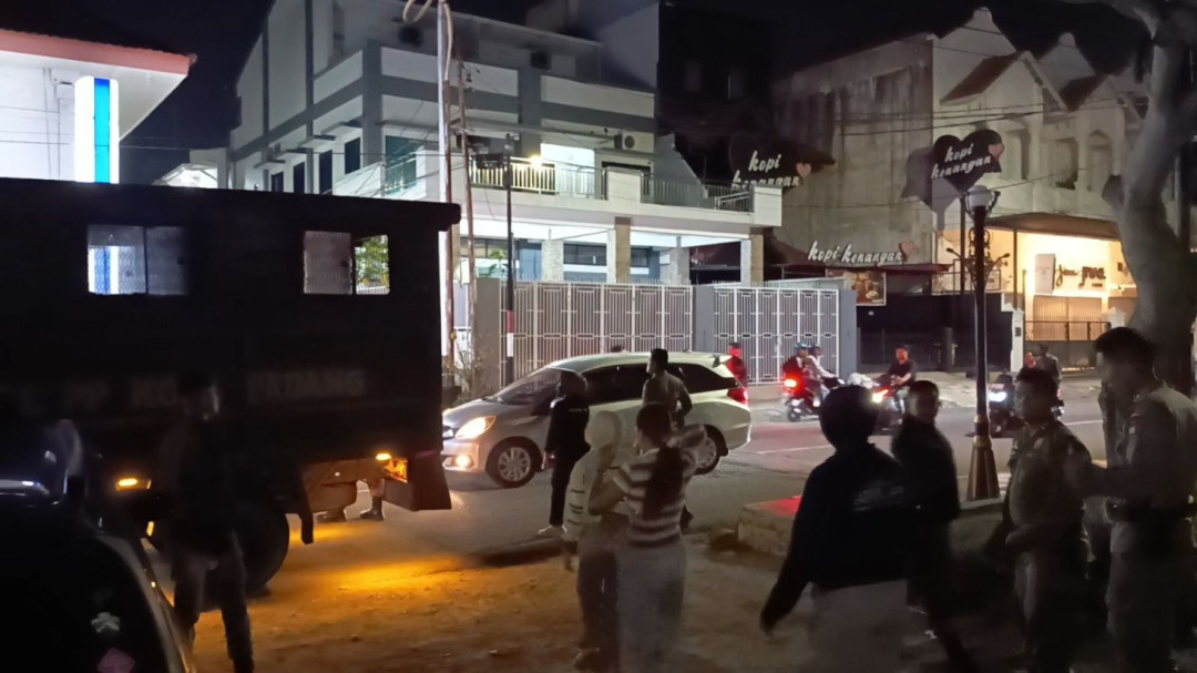 Anggota Satpol PP Padang Alami Patah Kaki Ditabrak Massa Saat Patroli