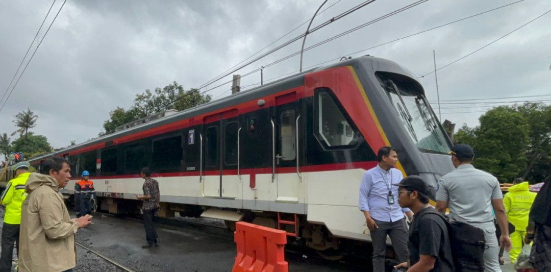 Kereta Commuter Line Basoetta Anjlok Usai Tertabrak Truk