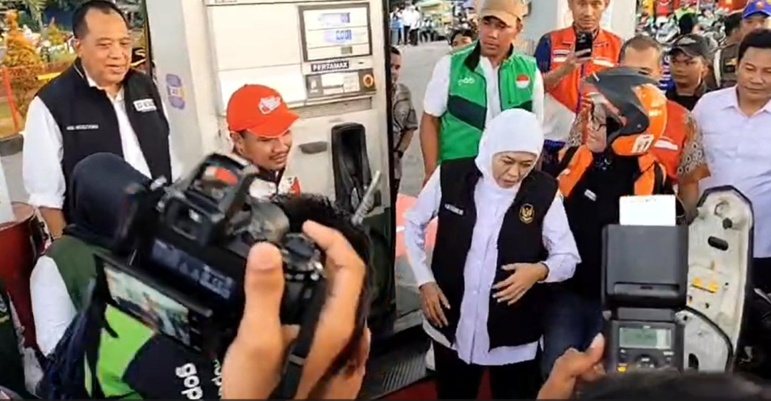 Gubernur Khofifah Bagikan BBM Gratis dan Sembako untuk 200 Ojol