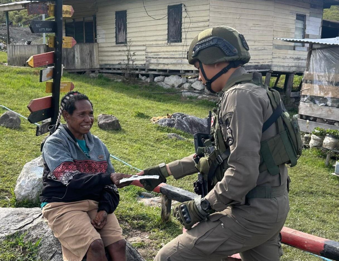 Brimob Berikan Layanan Kesehatan Gratis bagi Warga di Pos Sinak Puncak