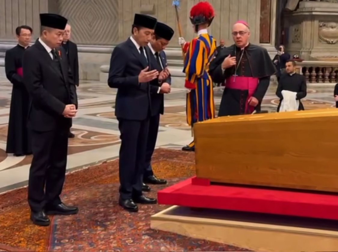Jokowi Sampaikan Pesan Duka Cita Presiden Prabowo pada Pemakaman Paus Fransiskus