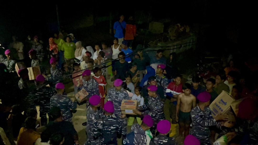 TNI AL Salurkan Bantuan untuk Warga Terdampak Banjir di Aceh Tamiang