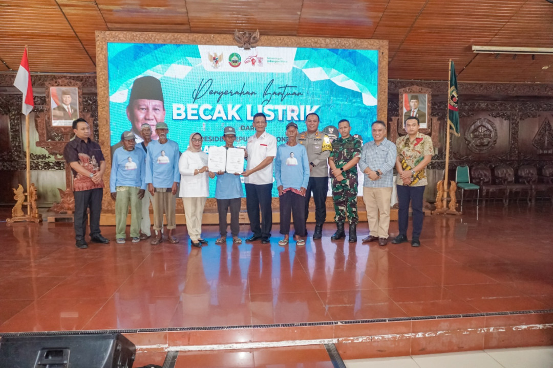 Presiden Prabowo Bantu Becak Listrik  bagi Penarik Becak Lansia