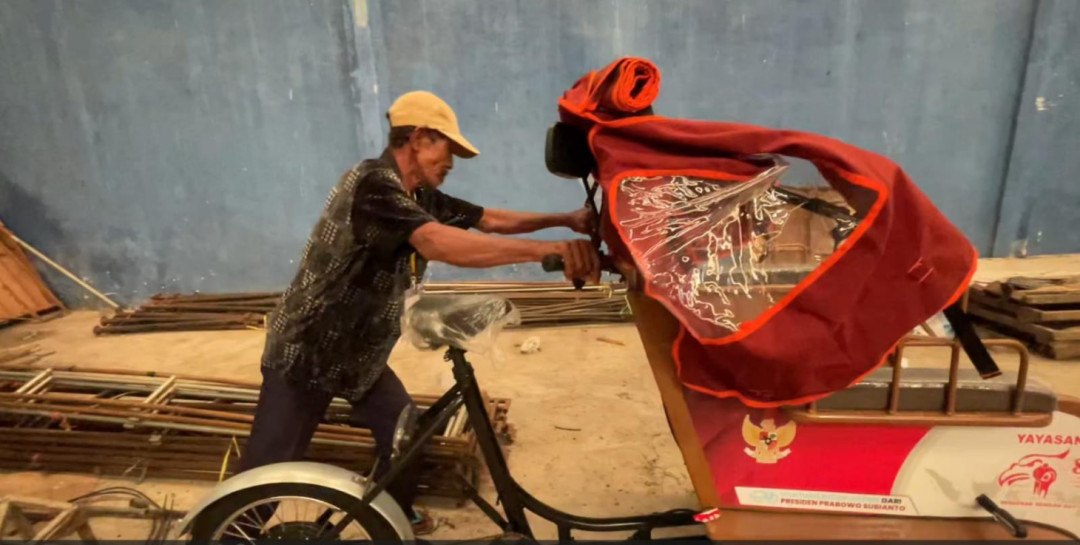 200 Becak Listrik Bantuan Presiden Prabowo Diterima Abang Becak di Lamongan