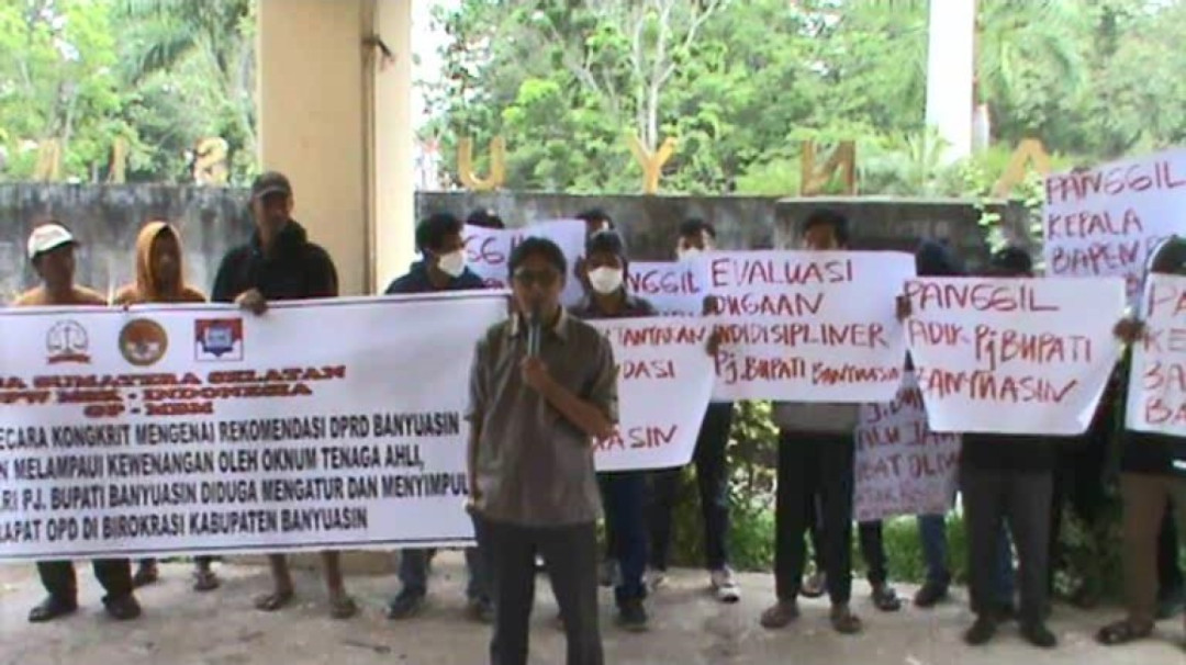 Massa Aksi Pertanyakan Status Adik Kandung PJ Bupati Banyuasin