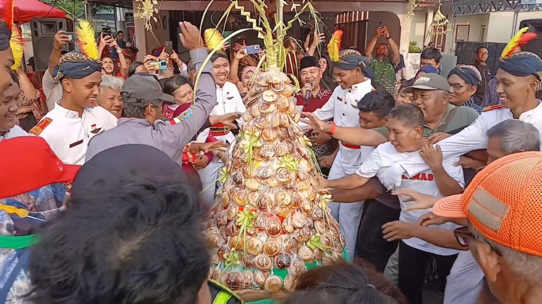 Tradisi Ruwahan, Warga Cokrodiningratan Saling Berbagi Apem