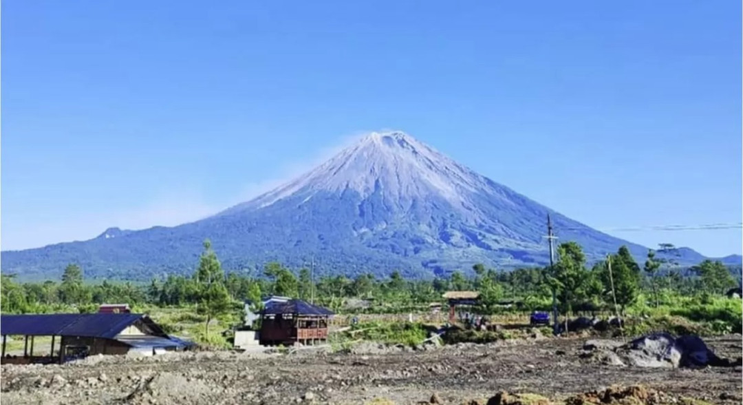 Gunung Semeru Erupsi, Abu Vulkanik Mengarah Timur