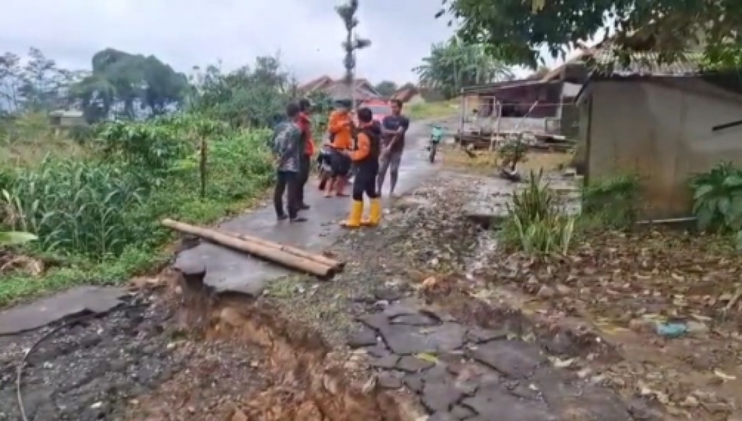 Jalan Penghubung Antar Desa di Majalengka Amblas Akibat Pergerakan Tanah
