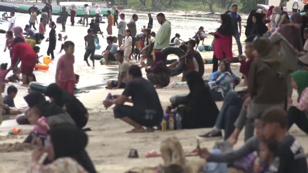 Revitalisasi Sukses, Pantai Nambo Sumbang PAD Rp15 Juta di Akhir Pekan