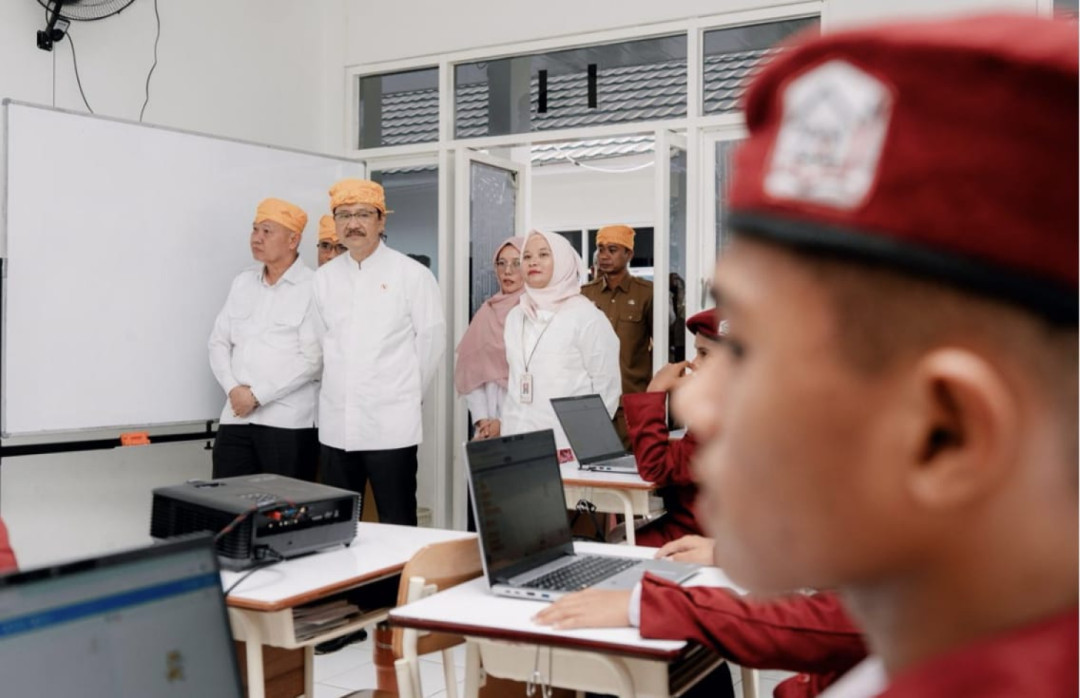 Mensos Pastikan Laptop di SRMP 22 Sigi Digunakan Untuk Pembelajaran