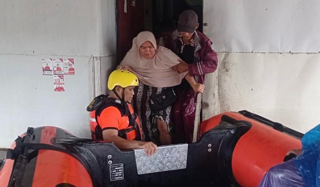 Banjir Rendam Dadok Tunggul Hitam, Tim Gabungan Evakuasi Satu Keluarga Terjebak