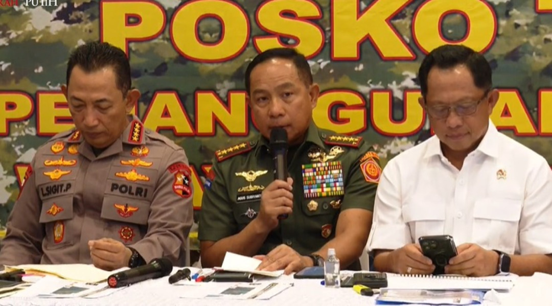 Panglima TNI Tegaskan Prioritaskan Keselamatan Saat Salurkan Bantuan Udara di Aceh