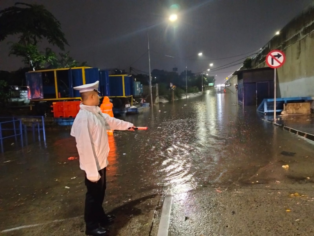 4 Ruas Jalan di Jakarta Tergenang Usai Hujan Deras, Pintu Air Pulo Gadung Siaga 3