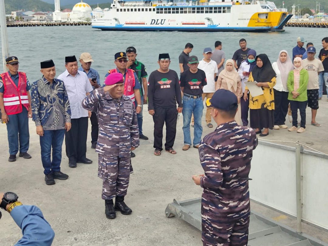 Mudik Gratis TNI AL, KRI Marlin-877 Sandar di Selayar