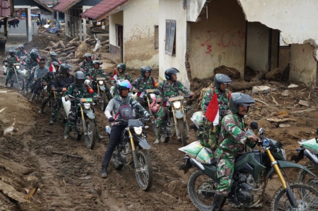 Medan Sulit Tak Surutkan Babinsa Antar Bantuan ke Pelosok Gayo
