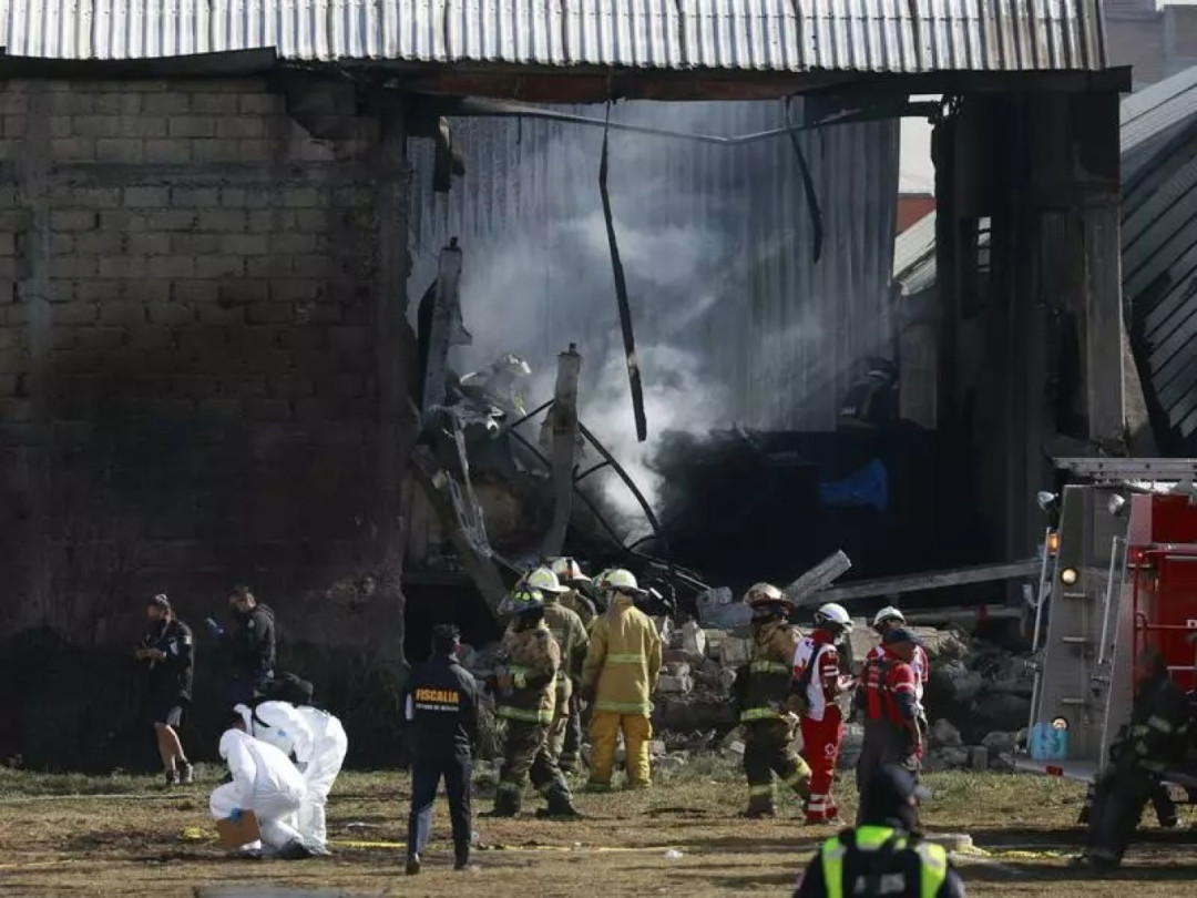 Kecelakaan Pesawat Meksiko: 7 Tewas, Berusaha Mendarat Darurat