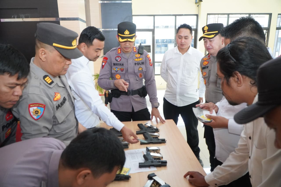 Kapolres Banggai Cek Senpi Personel, Ingatkan Tidak Disalahgunakan