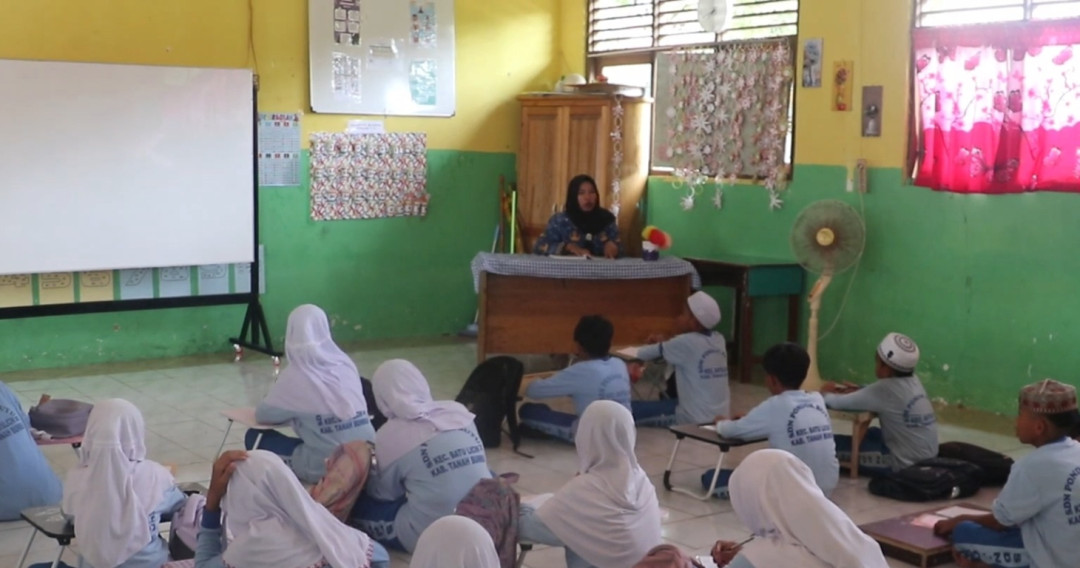 Belajar di Lantai, Murid SDN Pondok Butun Tetap Semangat Meski Tanpa Meja dan Kursi