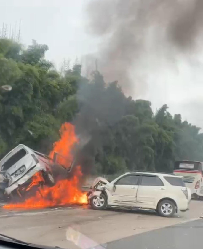 Laka Lantas ! Adu Banteng Di Tol KM 58 Cikampek, 9 Tewas