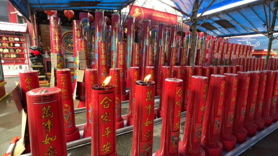 Lilin Raksasa Terangi Puncak Imlek 2577 di Cirebon