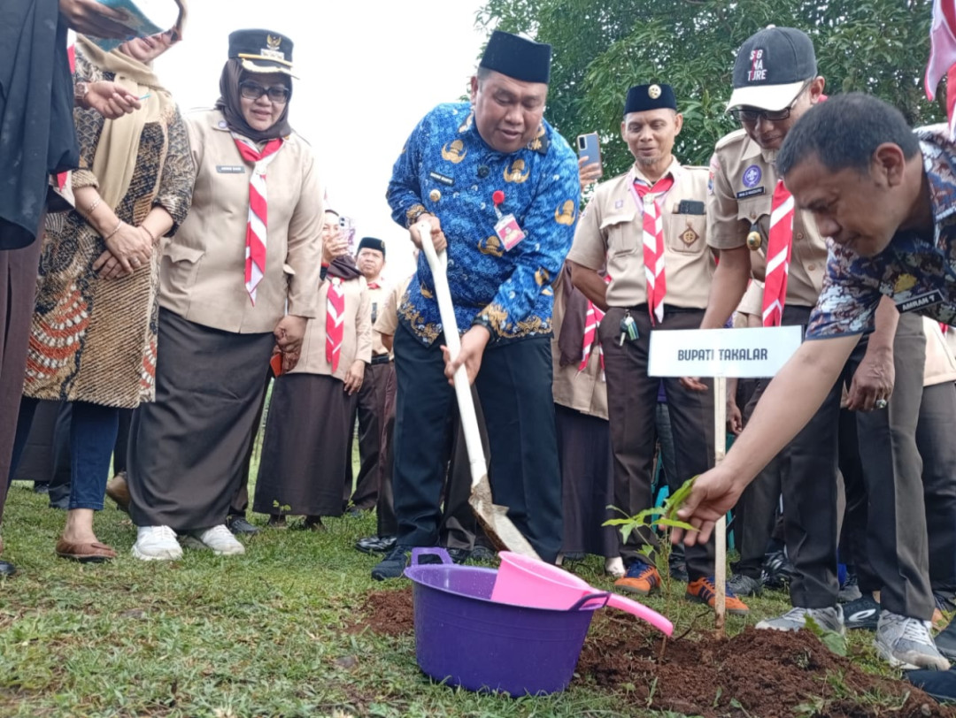 Pramuka Takalar Hijaukan Kawasan Bendungan Pamukkulu