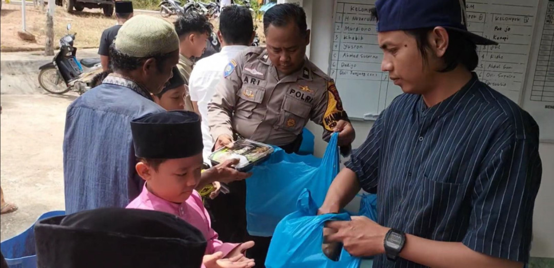 Jurnalis dan Polresta Barelang Bagikan 250 Paket Nasi Berkah di Pesisir Rempang
