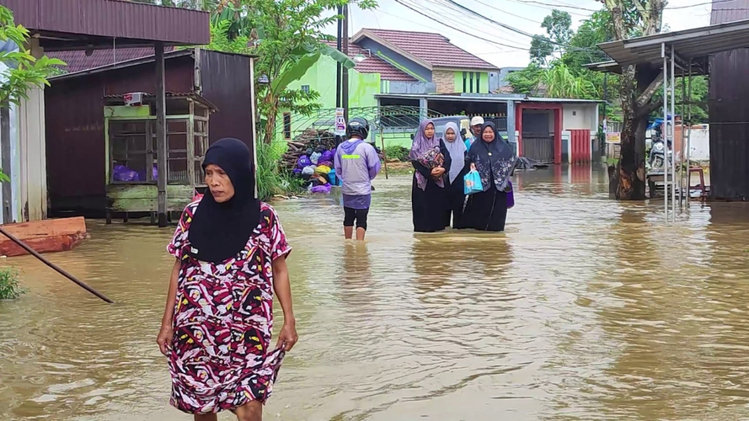 Banjir Belum Surut, Warga Teluk Selong Ulu Bertahan di Tengah Genangan