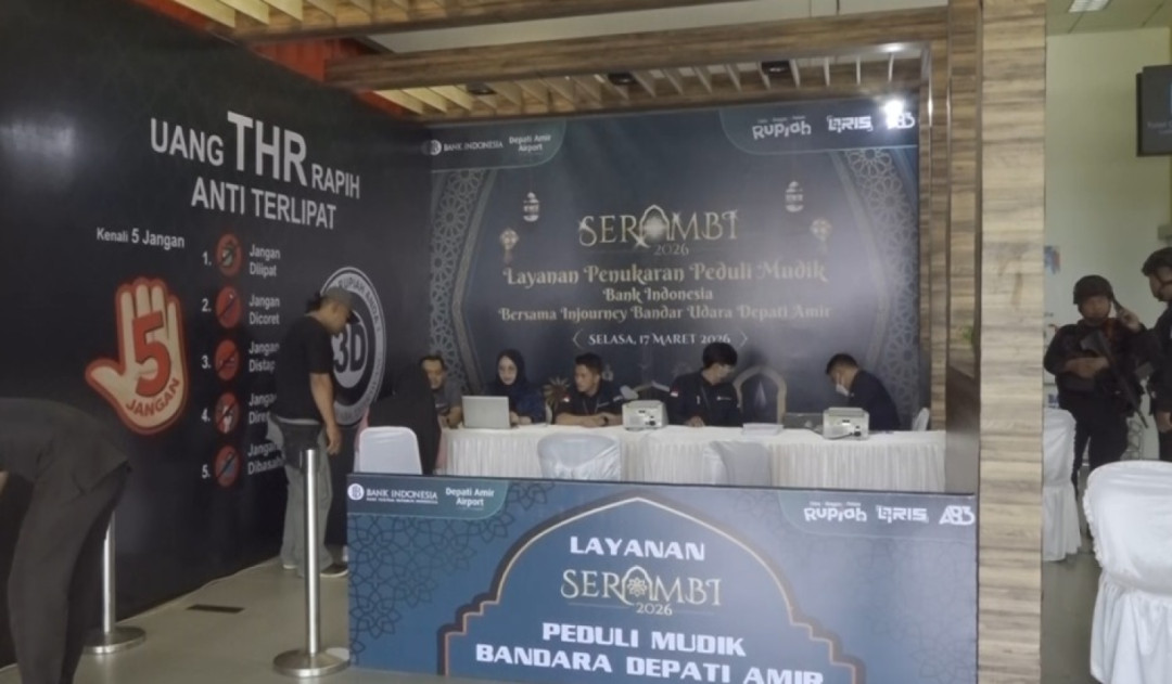 Layanan Penukaran Uang Baru Diserbu Pemudik di Bandara Depati Amir