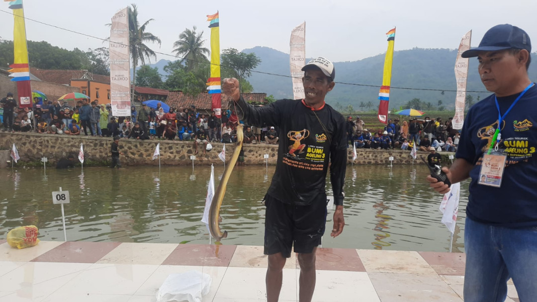 Lomba Ngurek ( Mancing Ikan Sidat) Lestarikan Budaya Sunda