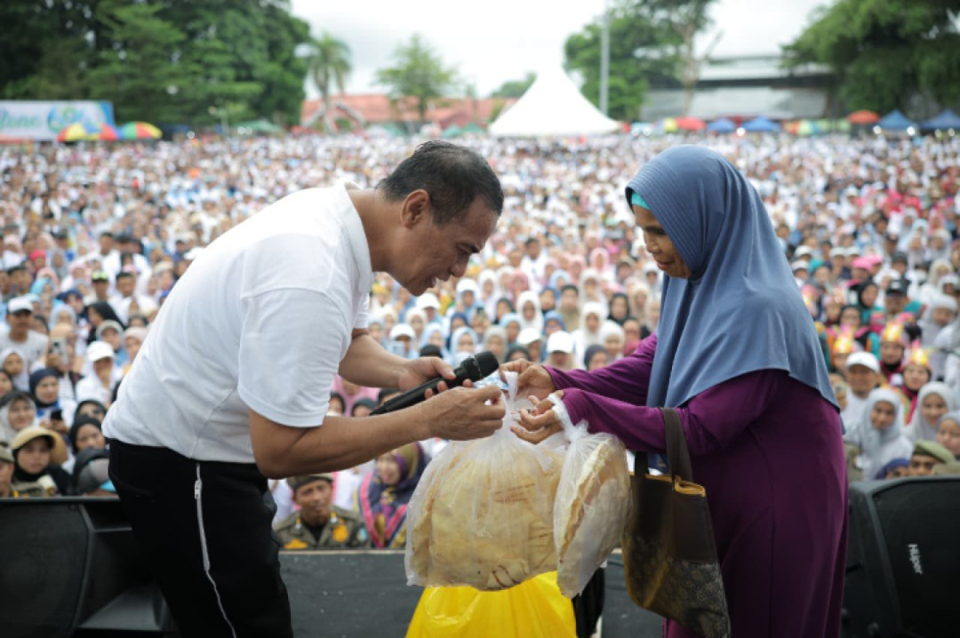 Mentan Amran Beri Bantuan Modal Rp20 Juta untuk Pedagang Kerupuk