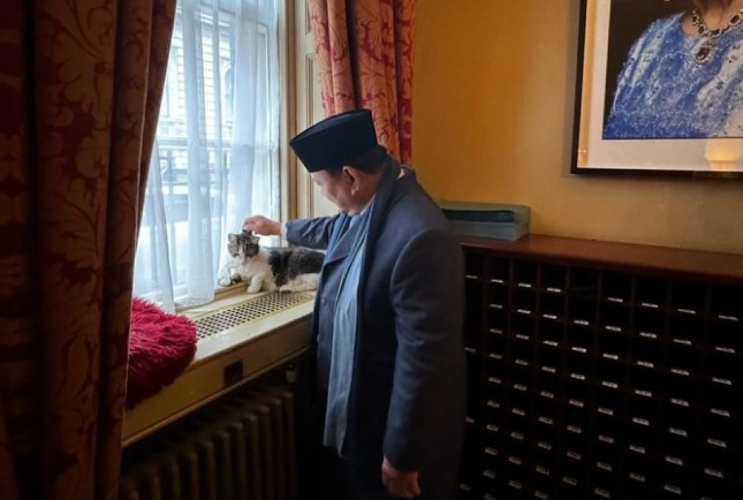 Presiden Prabowo Elus Larry the Cat di Downing Street