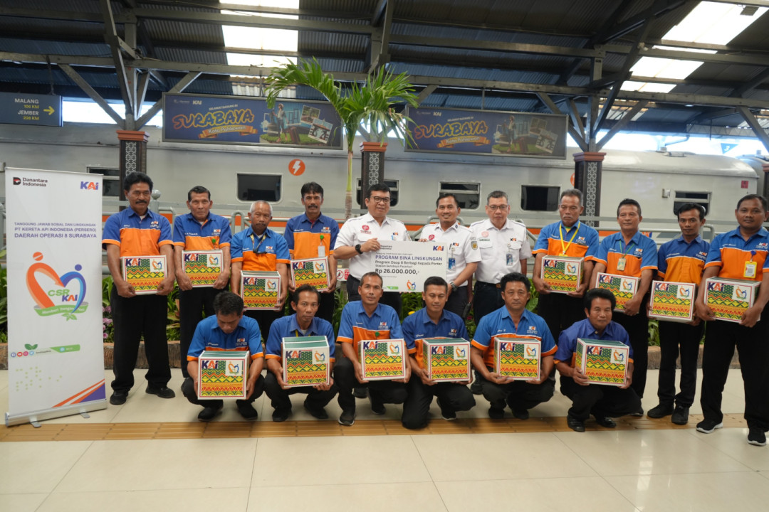 KAI Daop 8 Bagikan 204 Sembako untuk Porter di Tengah Arus Mudik