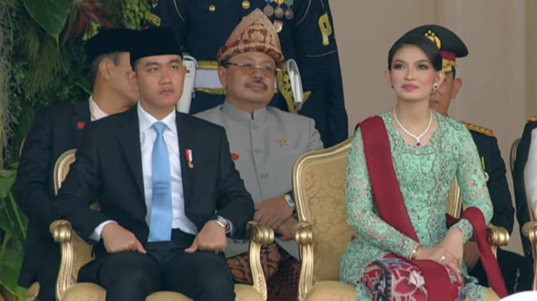 Wapres Gibran Tampil Beda, Pakaian Adat Berubah di Sore Hari Penurunan Bendera HUT RI