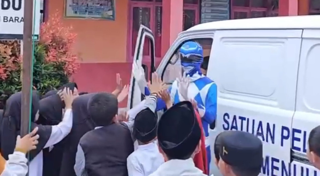 Ramadan Ceria, MBG Disalurkan SPPG dengan Kostum Superhero
