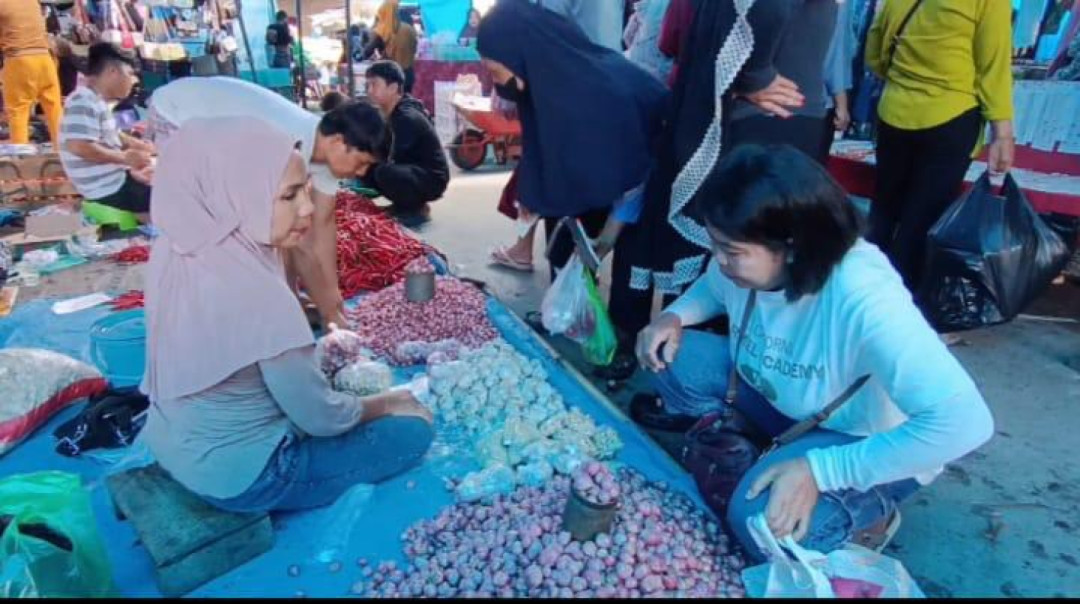 Harga Bahan Pokok di Pasar Siborong Borong Menjelang Perayaan Natal dan Tahun Baru Masih Stabil