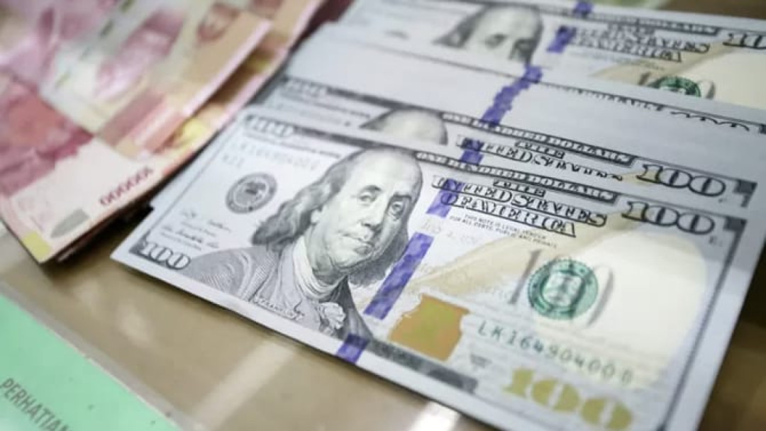 Dolar AS Menguat, Rupiah Kian Terpuruk ke Rp17.370