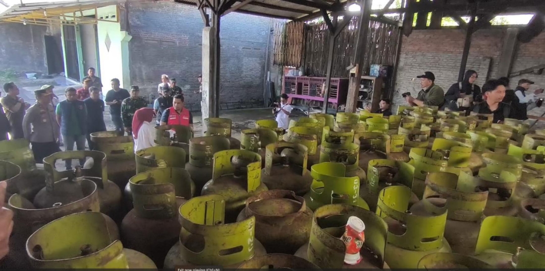 Petugas Gabungan di Lumajang Tutup Pangkalan Elpiji 3 Kg Nakal
