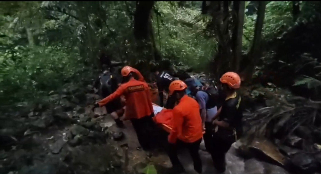Insiden di Air Terjun Lombongo: Wisatawan Belanda Dievakuasi Tim SAR Selama 7 Jam