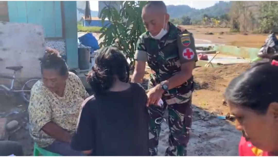 Cegah Penyakit Pascabanjir di Sumut, TNI Gelar Pelayanan Kesehatan Keliling Hingga ke Rumah Warga