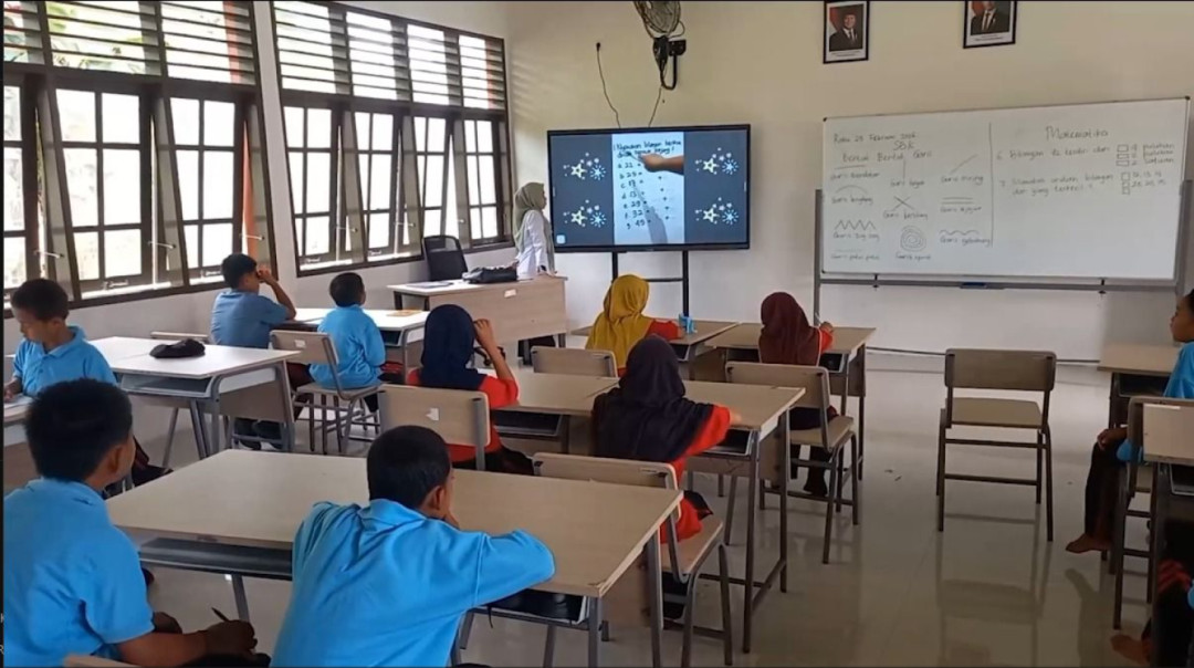 Sekolah Rakyat Terintegrasi 71 Boalemo Terapkan Pembelajaran Digital Berbasis Smartboard