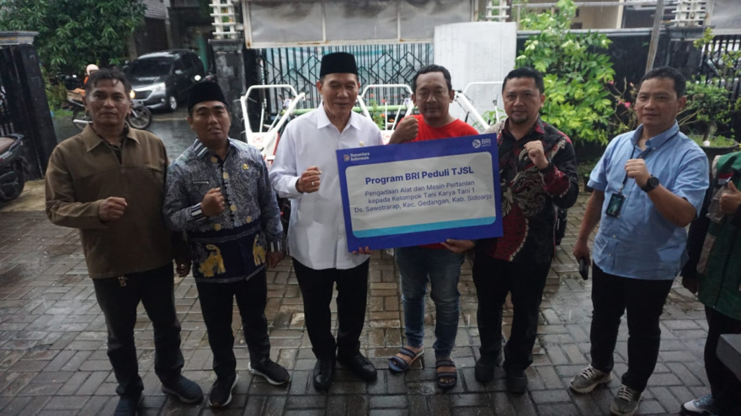 BHS Serahkan Hand Traktor untuk Petani Desa Gemurung, Sidoarjo