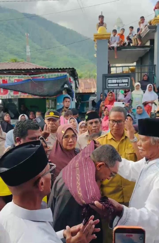 Wujud Toleransi, Ratusan Masyarakat Muslim Ekasapta Sambut Kedatangan Uskup Larantuka