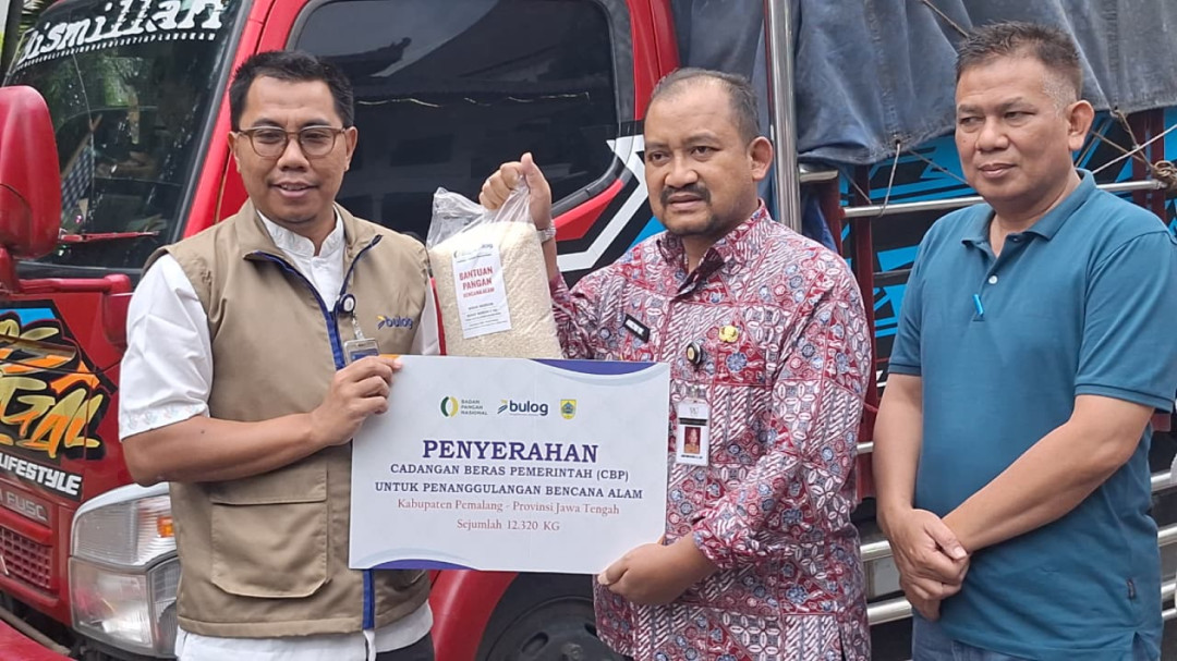 Bulog Salurkan 12 Ton Beras untuk Korban Banjir Pemalang