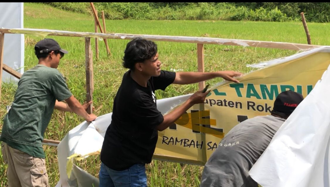 Bawaslu Rohul Tertibkan Sejumlah Alat Peraga Sosilasiasi